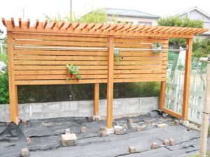 ガーデニング　ｄｉｙ　パーゴラ　制作　作成　庭　パーゴラ　人工芝